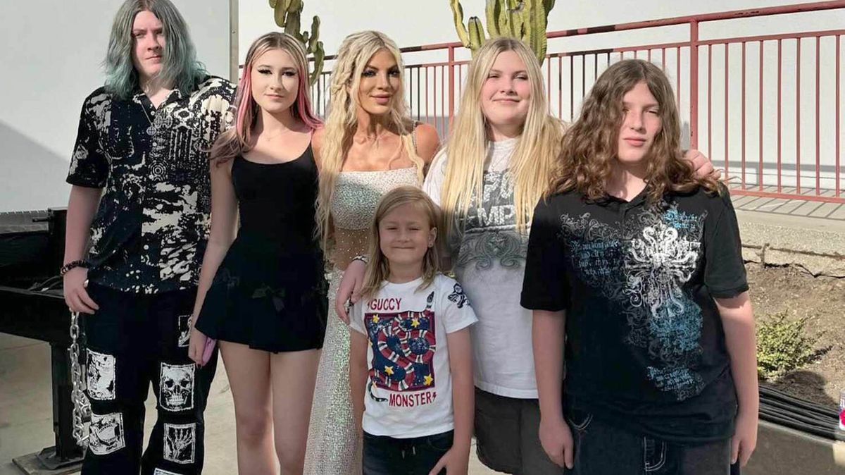 Děsivá nehoda v Kalifornii: Tori Spelling a sedm dětí, které s ní jely v autě, odvezly sanitky do nemocnice
